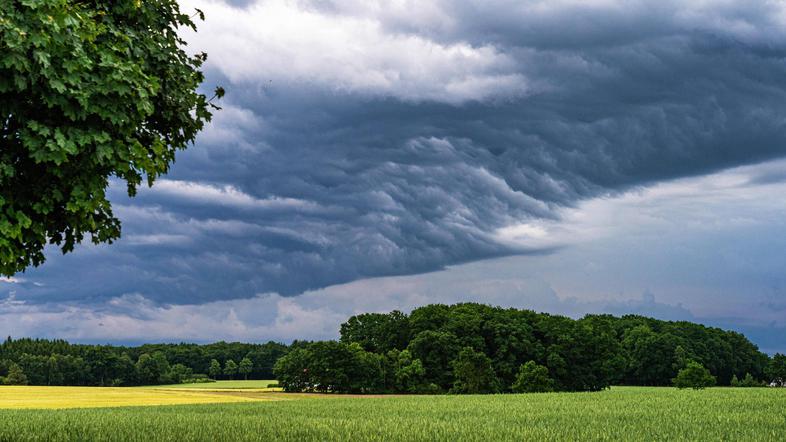 oblaki nebo pred nevihto vreme