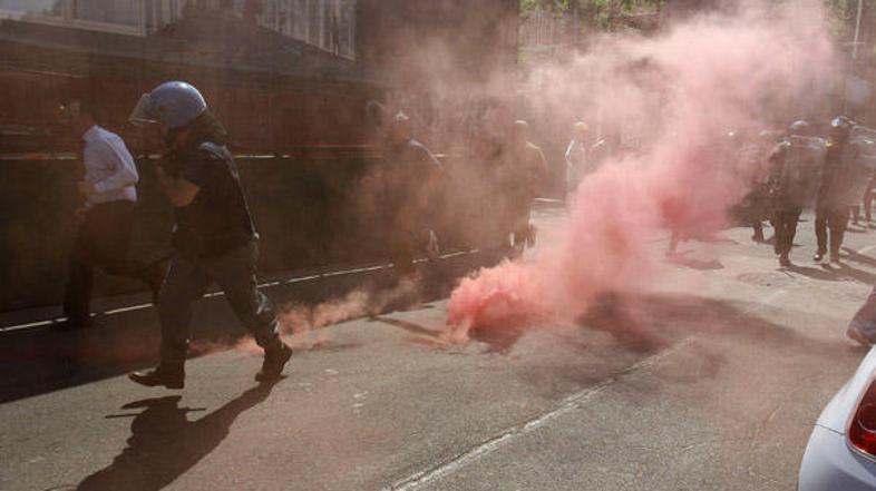 Nasilje med nasprotniki vrha G8 in policijo je izbruhnilo pred univerzo v Rimu.