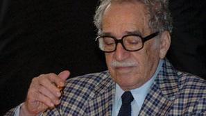 Pisatelj, znan tudi kot Gabo, podpisuje svoje knjige.