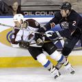 Ryan Smyth (levo) jo je skupil na tekmi med Coloradom in Los Angelesom.