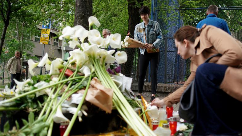 Beograd. Polaganje rož pred šolo