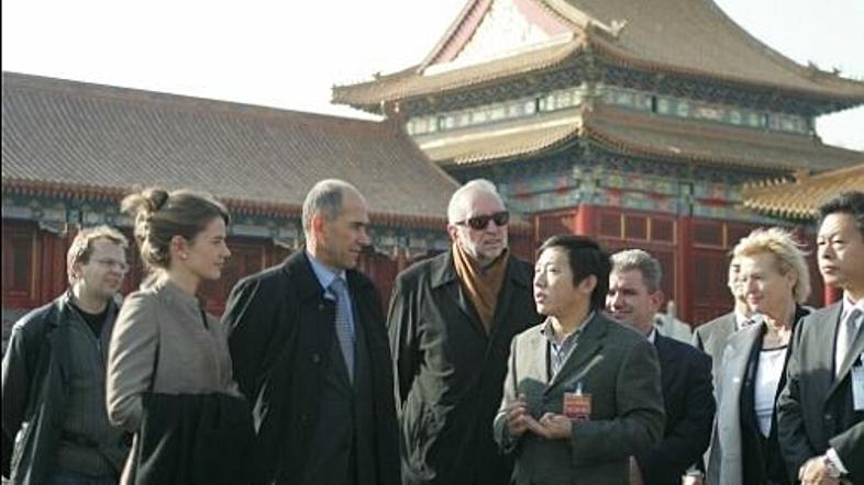 Janšo na Kitajskem spremljajo zunanji minister Dimitrij Rupel, minister za gospo