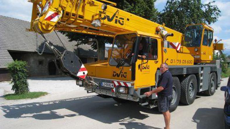 Bruno Moškon je voznika avtodvigala opozoril, da se vozi po cesti, kjer se ne bi