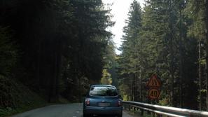 Na cesti proti Korenskemu sedlu so morali na štirih mestih postaviti nove oporne