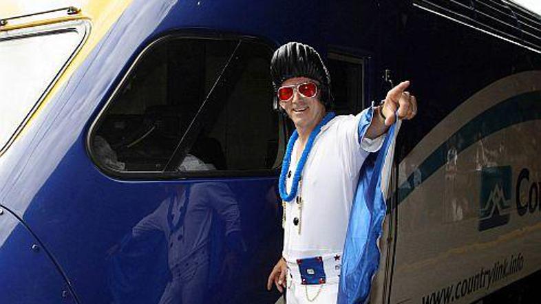 Vlak z Elvisovimi dvojniki je iz Sydneyja odpeljal v Parkes v petek.