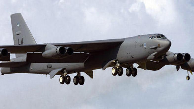 V strmoglavljenju ameriškega bombnika B-52 na otok Guam naj bi umrla celotna šes
