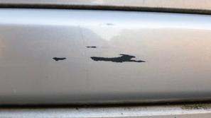 Poškodba  avta karoserija praska