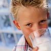 Otrok pije mleko
