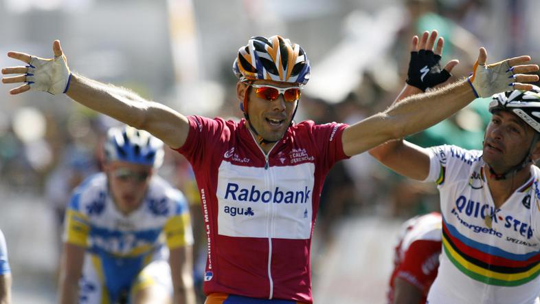 Oscar Freire je v cilj prišel pred Paolom Bettinijem (desno).