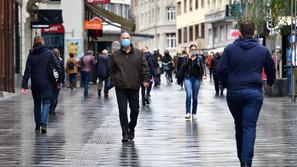 Množica ljudi, ki se sprehaja po Ljubljanski ulici.