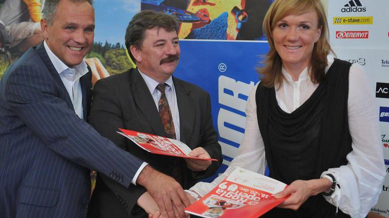 Petra Majdič je na novinarski konferenci v Zrečah sporočila, da nadaljuje športn