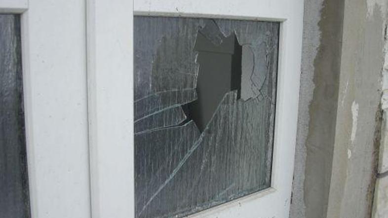 Vandali so v noči is petka na soboto napadli objekt Islamske skupnosti v Sloveni