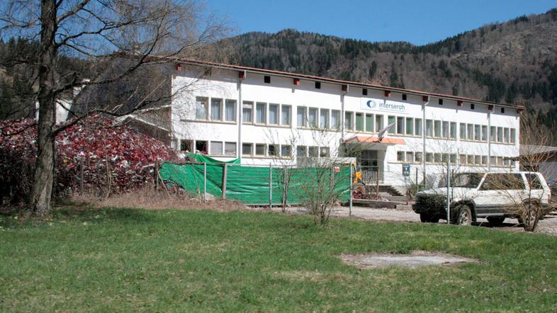 Ob predelovalnici so kupi nepredelanih sveč, za katere se Jeseničani bojijo, da 