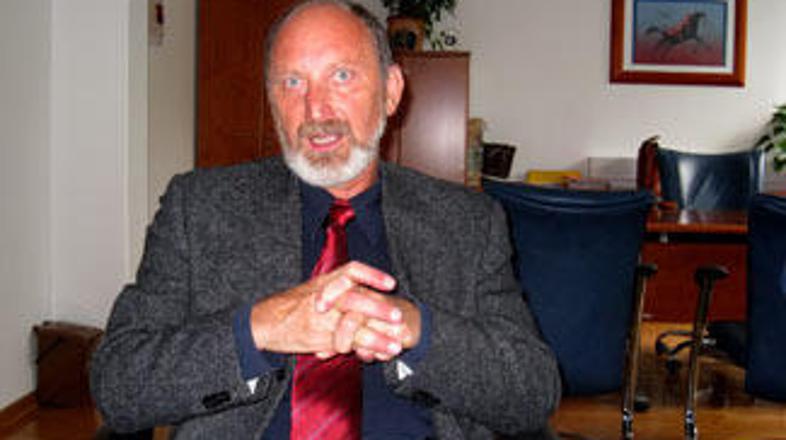 "V bližini štaba stranke SJN naj bi že dalj časa zaudarjalo, zato so delavci šli