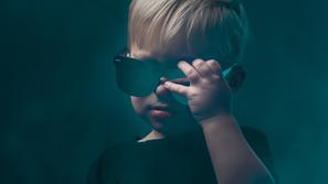 Deček, sončna očala, kul