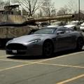 Tank zapelje čez aston martin