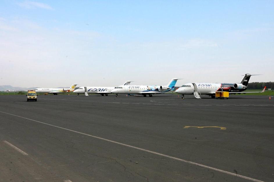 Vsa letala na mariborskem letališču so prizemljena. (Foto: Nino Verdnik)