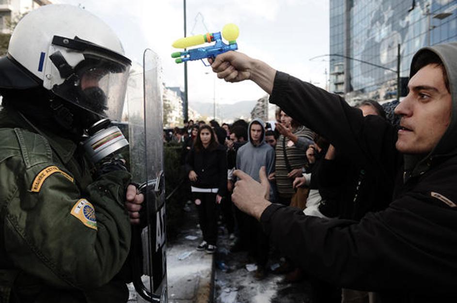 Nekateri strokovnjaki so mnenja, da se protivladno razpoloženje spreminja v doma