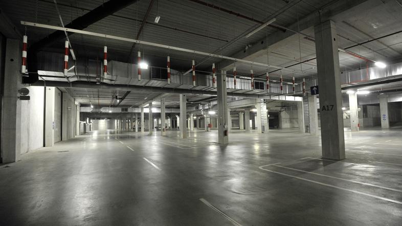 ljubljana 10.10.13, P+R, prazna parkirisca, parkirisce, garaza, garazna hisa, pr