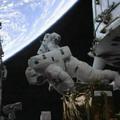 Astronavta Andrew Feustel in John Grunsfeld popravljata vesoljski teleskop.
