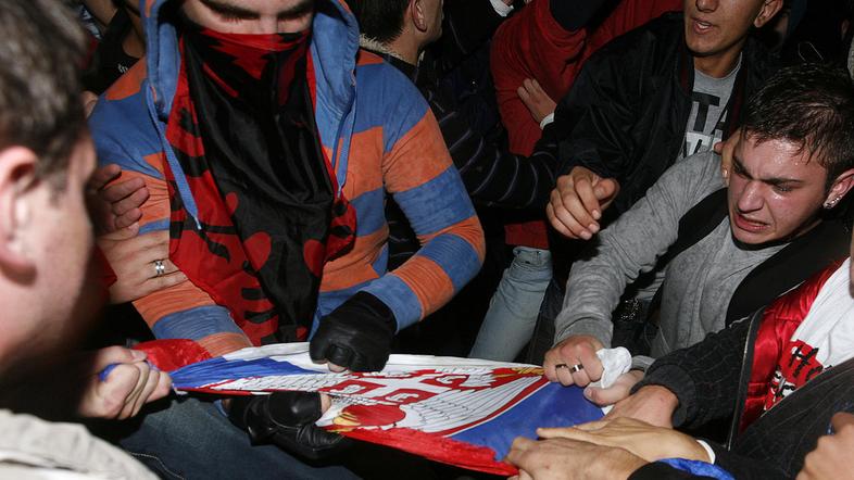 Mladi Albanci so ob protestih po Evropi in v Tirani srbskim navijačem ves teden 