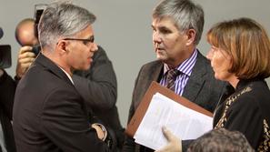 Čeprav je bila skupščina na željo največjih delničarjev za pol ure prekinjena, s