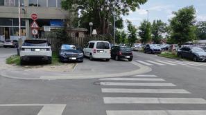 Nepravilno parkiranje v okolici džamije na Parmovi