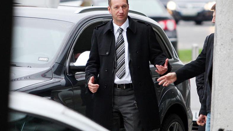 Medtem ko si je župan Popovič ogledoval porscheja in nato s prijateljem kofetkal