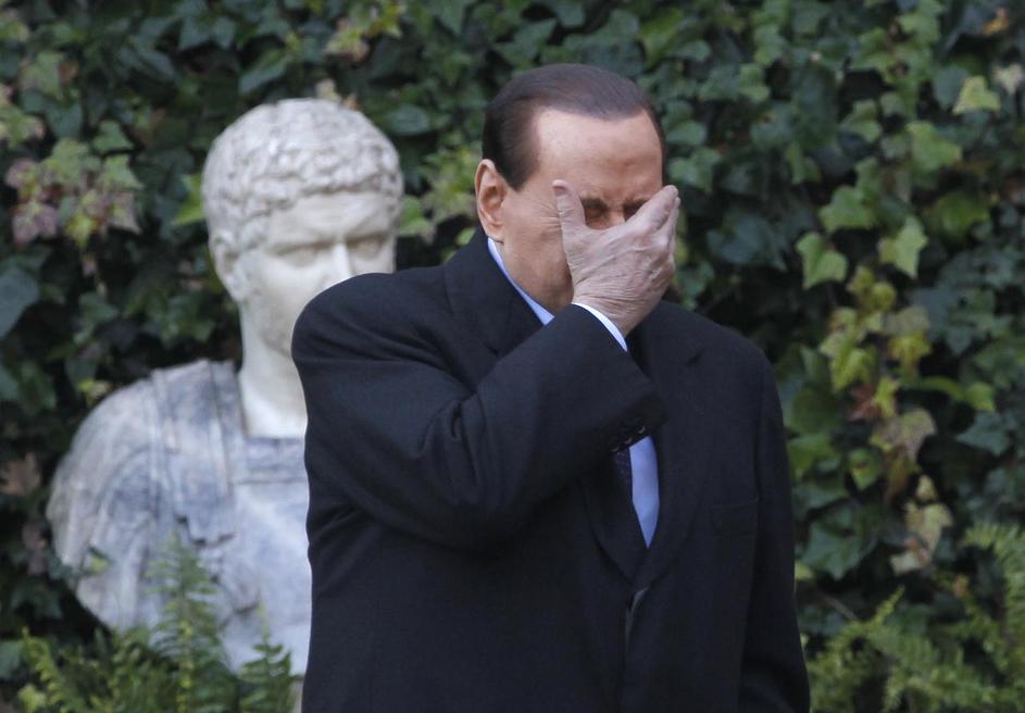 Italijanski premier tone vse globlje, vendar trdi, da se je še vsakič izvekel iz