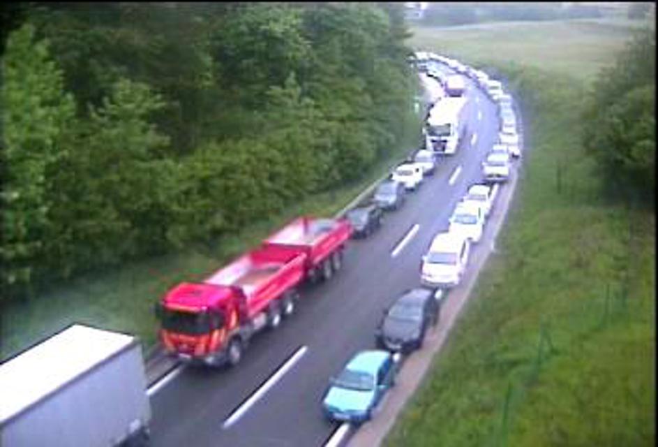 Zastoj na avtocesti zaradi prometne nesreče