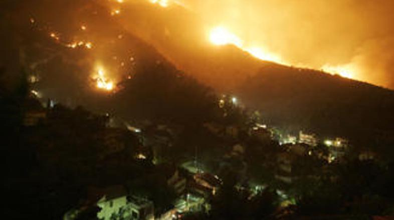 Požar gasi skoraj 500 gasilcev.