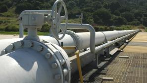 biznis04.09.08...Pipeline carrying crude oil to the refinery....plinovod...foto: