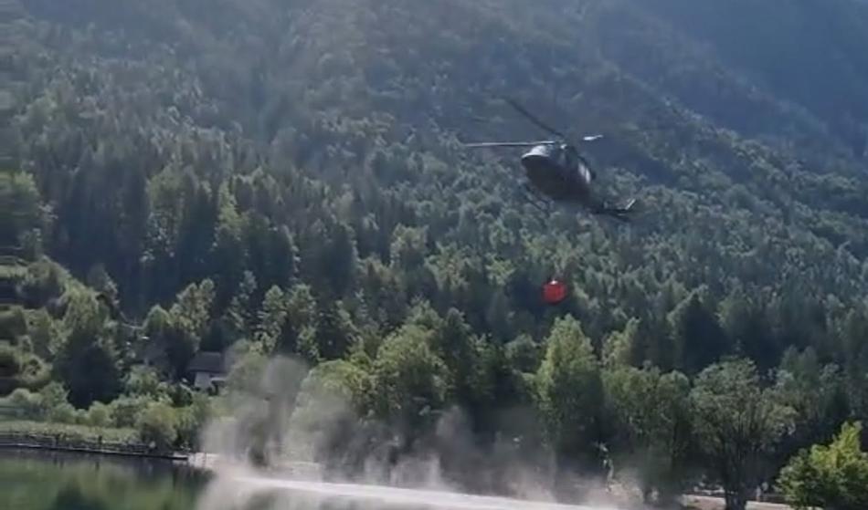 Požar nad Kranjsko Goro: Na teren poslali letala in helikopter