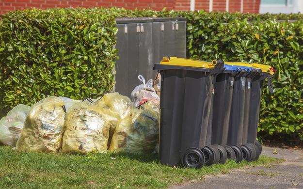 smetnjaki vreče polne smeti