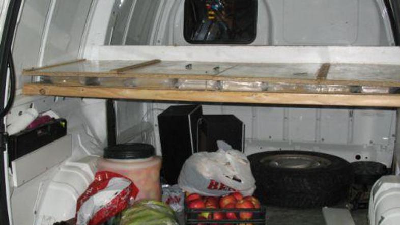 Odebeljena polica za zvočnike je carinikom upravičeno padla v oči. @ Policija