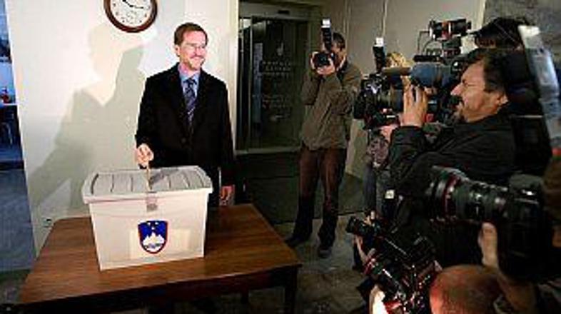 Peterle je glasoval z nasmehom.