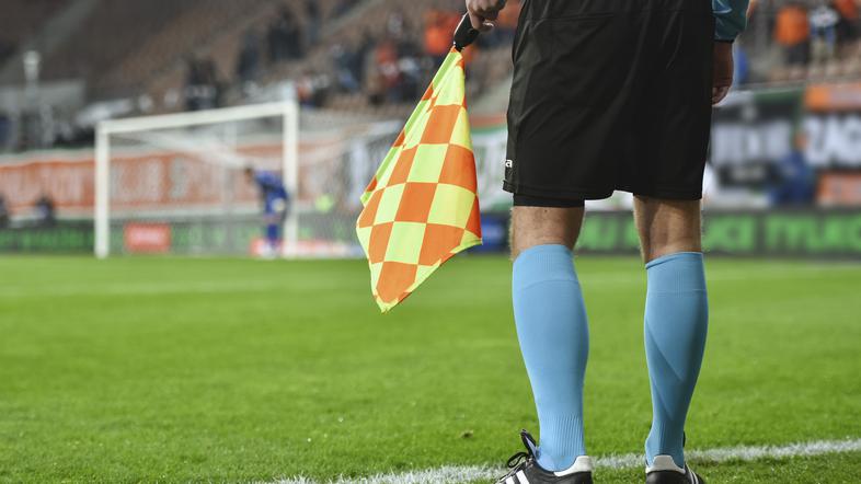 stranski sodnik zastavica sojenje