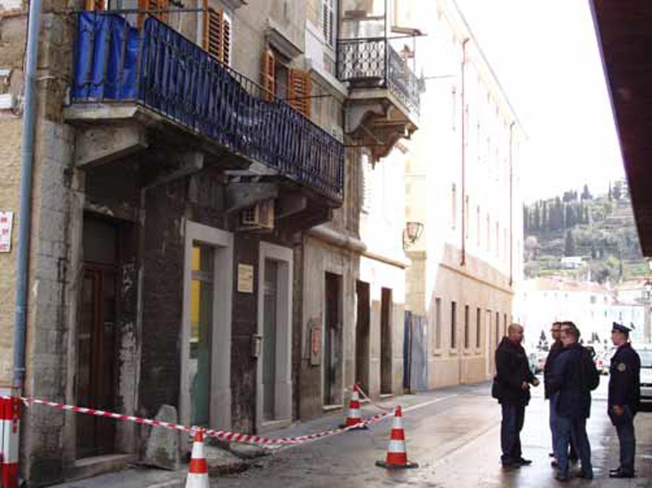 Tovornjak je zrušil enega od podpornih stebrov hiše.