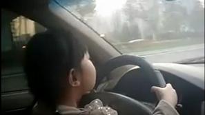 Kitajska štiriletnica vozi avto