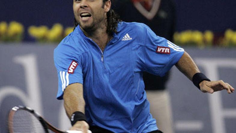 Čilski teniški igralec Fernando Gonzalez je premagal Švicarja Rogerja Federerja 