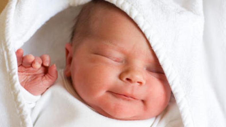 Novorojenček v prvih dneh izgubi od 7 do 10 odstotkov teže.