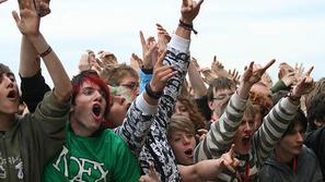 Večinska najstniška "emo" populacija, ki je bila na festivalu bolj zaradi žurers