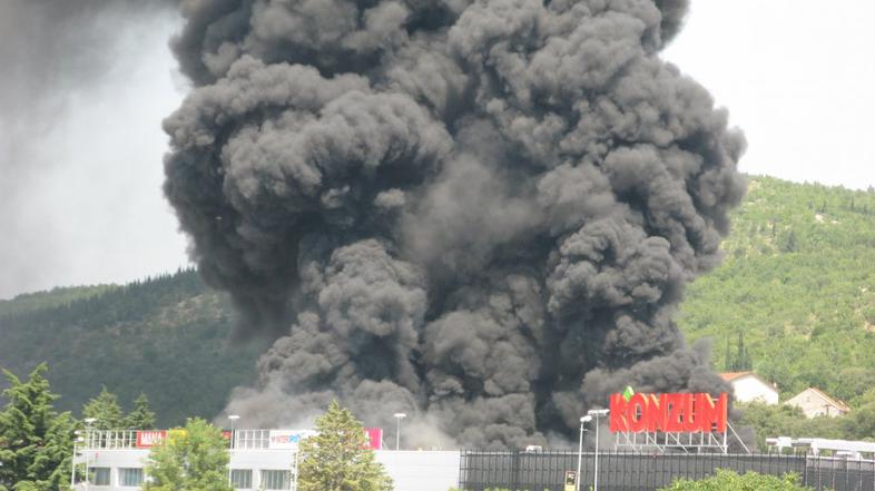 Požar trgovskega centra na Hrvaškem.