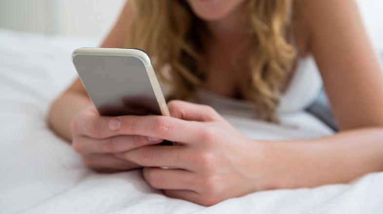 Mobilni telefon, spanje, postelja