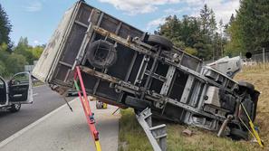 gorenjska avtocesta, nesreča, tovornjak, prevrnjen