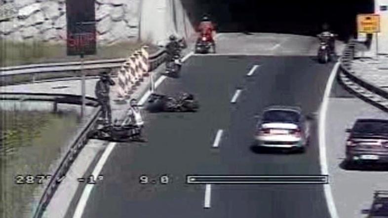 Padec motoristov pred rdečo lučjo. (Foto: Dars)