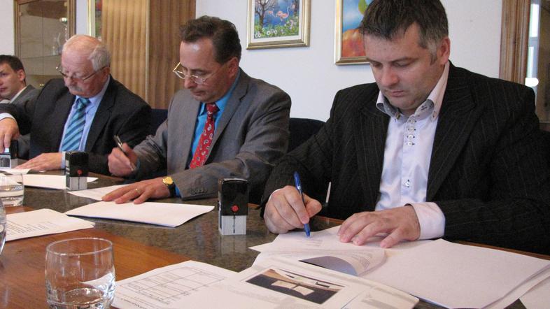 Župani Maver, Kastelic in Gole bodo morali podpisovati še tretjič, ko se bodo do