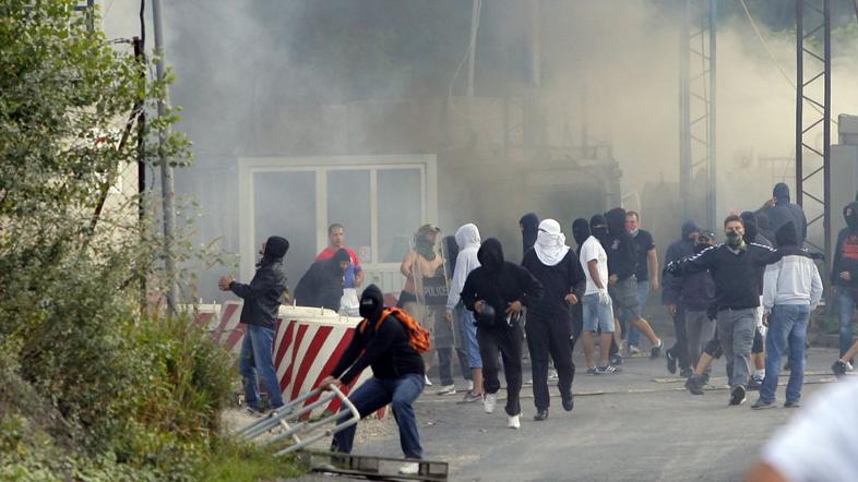 Zamaskirani srbski nasilneži na mejnem prehodu Jarinje 27. julija 2011