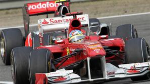 Fernando Alonso bo s poskočnim konjičem dirkal vsaj do konca sezone 2016. (Foto:
