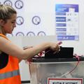 ženska na volišču v Prištini na Kosovem